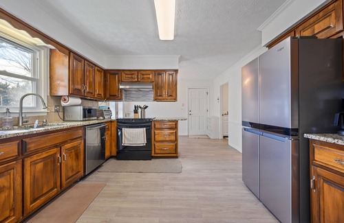 Town Center House | Weekday Specials! 2-Story Near KSU w/Cozy Deck
