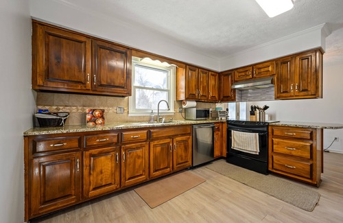Town Center House | Weekday Specials! 2-Story Near KSU w/Cozy Deck