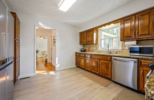 Town Center House | Weekday Specials! 2-Story Near KSU w/Cozy Deck