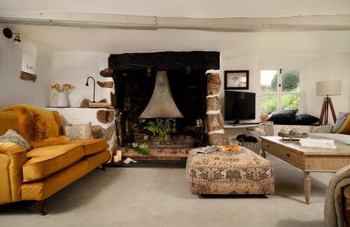 Heligan House | Weeke Brook - Quintessential thatched luxury Devon cottage