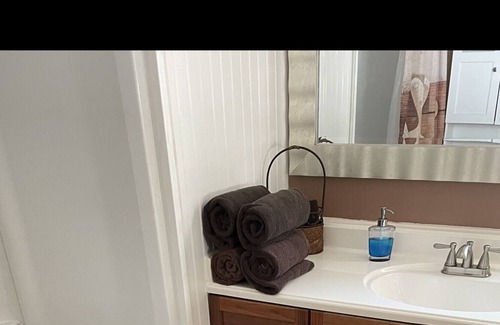 Weeki Wachee Gardens Cottage | Weeki Wachee River Canal home Pet Friendly Includes kayaks