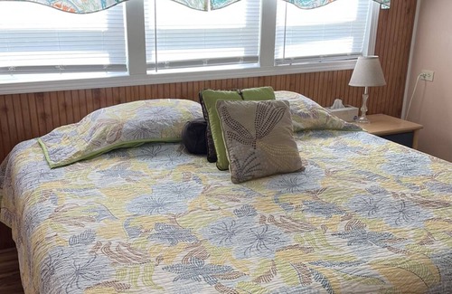 Weeki Wachee Gardens Cottage | Weeki Wachee River Canal home Pet Friendly Includes kayaks
