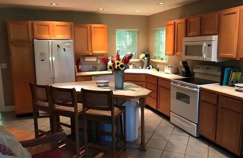 South Haven Cottage | Weekly Cottage Rental - 5 Min to Private Beach!