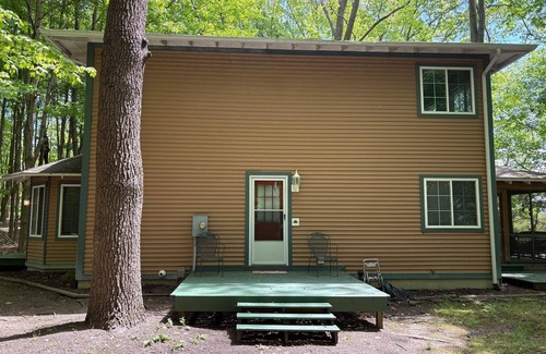 South Haven Cottage | Weekly Cottage Rental - 5 Min to Private Beach!