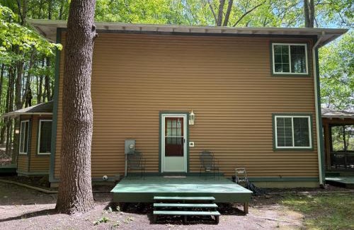 South Haven House | Weekly Cottage Rental - 5 Min to Private Beach!