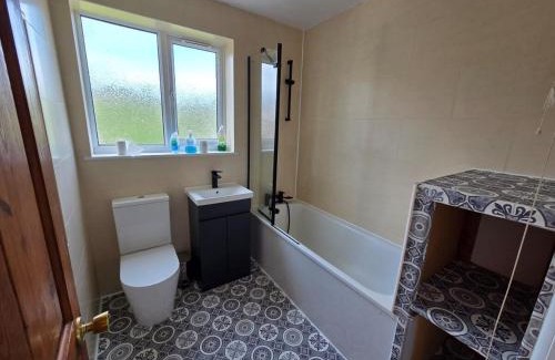 Huddersfield House | Weekly Deal, 10 percent Off , WiFi, Parking, Sleeps 8