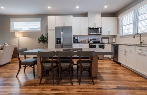 Woodfin Villa | Weeping Willow | Upscale Retreat for Friends or Family | Hot Tub and Close to Downtown!