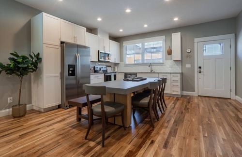 Woodfin Villa | Weeping Willow | Upscale Retreat for Friends or Family | Hot Tub and Close to Downtown!