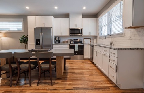 Woodfin Villa | Weeping Willow | Upscale Retreat for Friends or Family | Hot Tub and Close to Downtown!