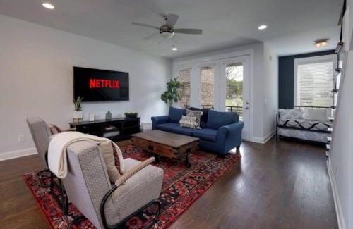 South Nashville House | WeHo Nashville Home, Geodis Park, Private Movie Theater! 10min to Broadway! Sleeps 10!