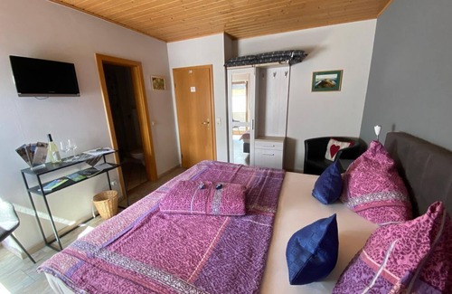 Briedel Bed & Breakfast | Weingut Gästehaus Karl-Otto Nalbach - Double room Shower/WC/partly balcony