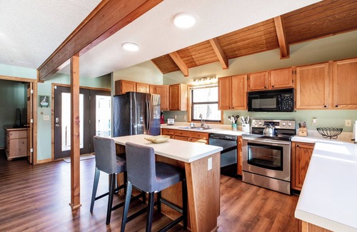 La Follette House | Weir At The Lake Charming 4 Bed/4 Bath House In Deerfield Dock, Deck & Hot Tub