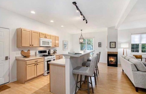 Bridgman House | Weko Beach Retreat, Hot Tub, Fire Pit, Near Lake