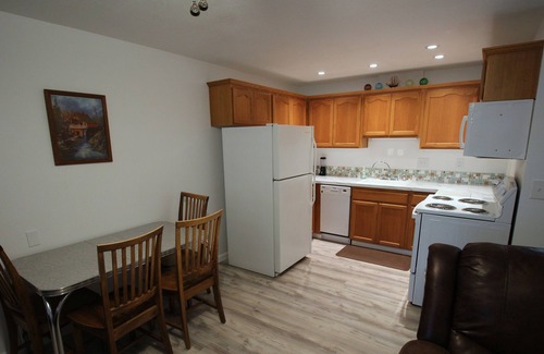 Rockaway Beach Apartment | Welcome all! CONTRACTOR/MEDICAL PERSONNEL prices 8-28 nights, inquire in app.