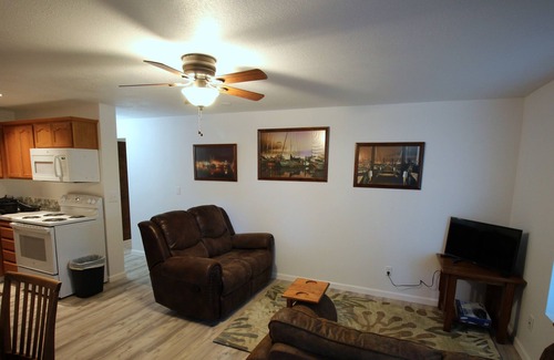 Rockaway Beach Apartment | Welcome all! CONTRACTOR/MEDICAL PERSONNEL prices 8-28 nights, inquire in app.