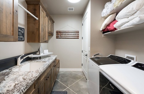Williams House | Welcome Getaway! 4 bedroom house complete with your own putting green!