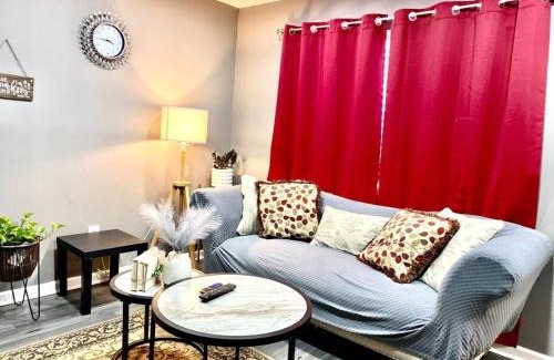 Midtown Apartment | Welcome International Guests-Medical Residents-free shuttle downtown-full kitchen- free parking