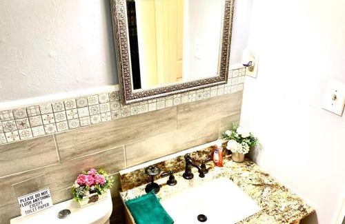 Midtown Apartment | Welcome International Guests-Medical Residents-free shuttle downtown-full kitchen- free parking