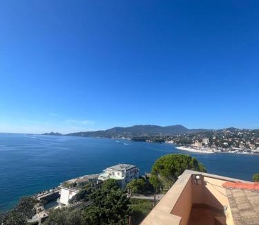 Rapallo House | WELCOME RIVIERA - ATTICO SAN FAUSTINO 165 mq più 110 mq di terrazza- IN VILLA 700 ,VISTA MARE STREPITOSA-100 m dalla spiaggia-PARKING ESCLUSIVO