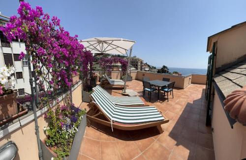 Rapallo House | WELCOME RIVIERA - ATTICO SAN FAUSTINO 165 mq più 110 mq di terrazza- IN VILLA 700 ,VISTA MARE STREPITOSA-100 m dalla spiaggia-PARKING ESCLUSIVO