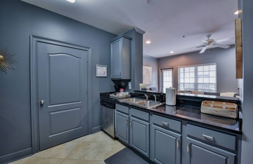 Tuscaloosa Condo | Welcome to Bear's Den! Walk to the Coliseum, Stadium, and The Strip!