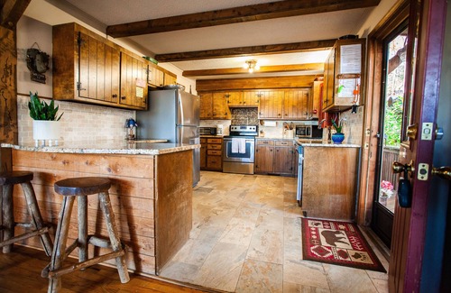 Salem House | Welcome to Black Bear Lodge at beautiful Lake Jocassee!