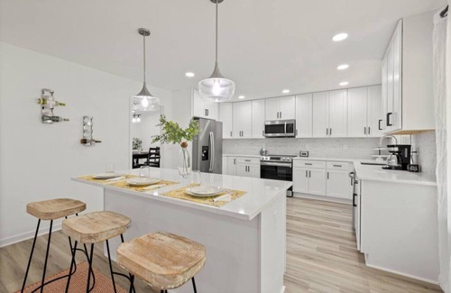 Decatur House | Welcome to Casa Blanca (4 bedroom Luxury Home)