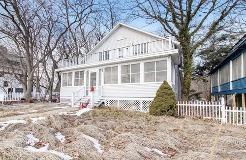 Ottawa Beach House | WELCOME TO HARBOR HOUSE! STEP BACK IN TIME AND RELAX AT THE BEACH.
