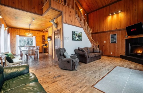 Saint-Faustin-Lac-Carre Ski Chalet | Welcome to Le Vert, our chalet on the edge of the Royal Laurentien Golf Course.