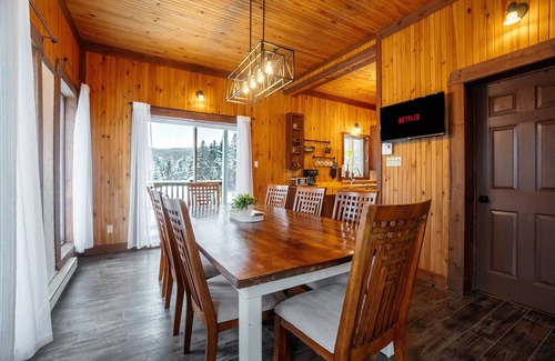 Saint-Faustin-Lac-Carre Ski Chalet | Welcome to Le Vert, our chalet on the edge of the Royal Laurentien Golf Course.