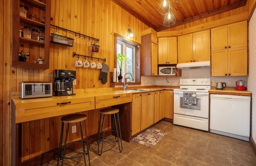 Saint-Faustin-Lac-Carre Ski Chalet | Welcome to Le Vert, our chalet on the edge of the Royal Laurentien Golf Course.