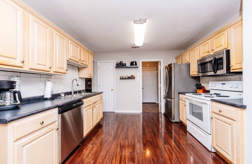Warner Robins House | Welcome to Mom's house/King bed/Pet friendly