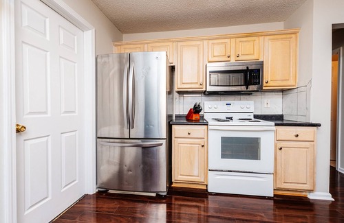 Warner Robins House | Welcome to Mom's house/King bed/Pet friendly