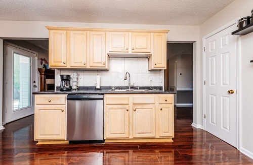 Warner Robins House | Welcome to Mom's house/King bed/Pet friendly