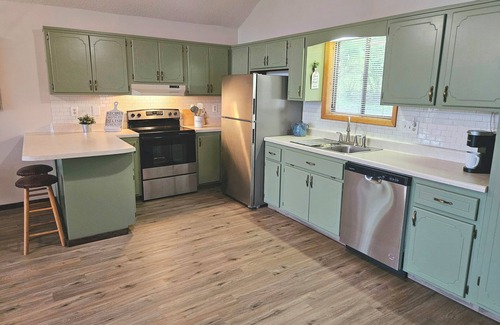 Murphy Cabin | Welcome to our Cabin! Forget your worries in this recently updated place.