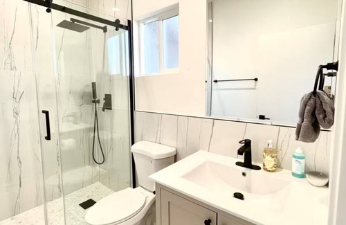 Southwest Anaheim Apartment | Welcome to Our Cozy Masterbedroom near Disneyland