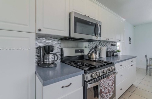 Golden Glades House | "Welcome to our retreat! and “Enjoy a 15% discount when you rent for a week!”