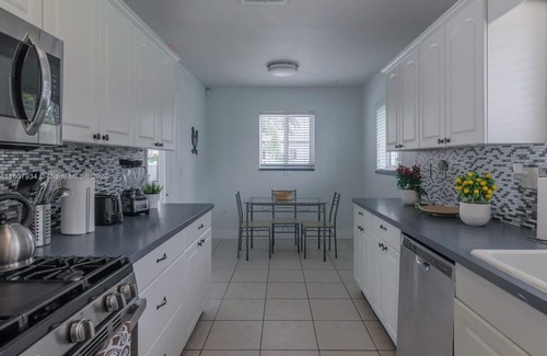 Golden Glades House | "Welcome to our retreat! and “Enjoy a 15% discount when you rent for a week!”