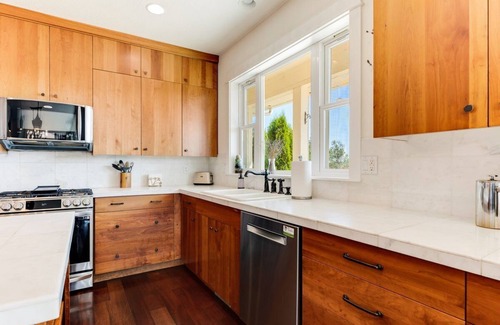 Newberg House | Welcome to Oz: A Vibrant Extended Stay Vineyardside Estate!