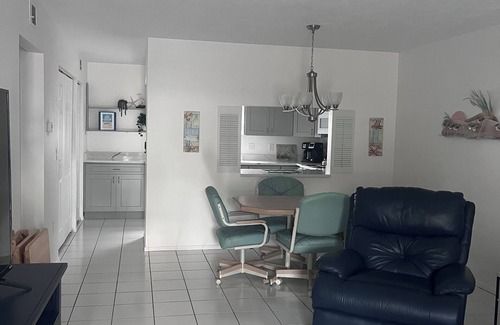 Englewood South Condo | Welcome to Porch and Palms! Calm, clean and close to everything!