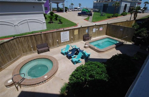 Galveston Apartment | Welcome to the "Emerald Pearl", charming condo located steps away from the beach