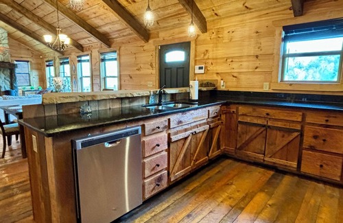 Murphy Cabin | Welcome to The Fox Den! Rustic decor and close to town!