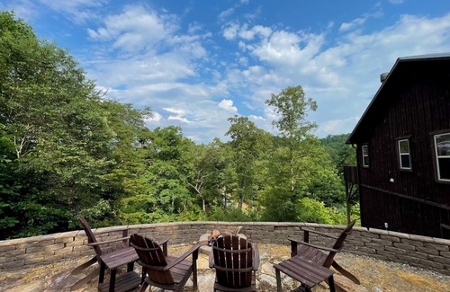 Murphy Cabin | Welcome to The Fox Den! Rustic decor and close to town!
