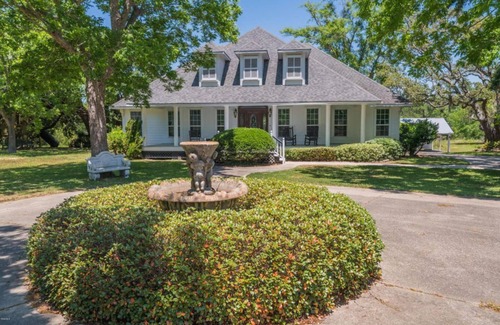 Long Beach House | Welcome to the Graceful Oaks!