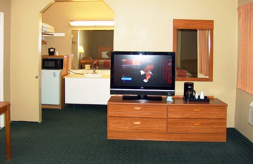 Taft House | Welcome to the Holland Inn Suites double room with King Bed