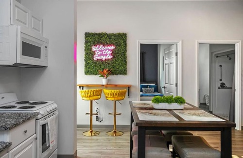 Maxwell House | Welcome to the Jungle NEW 4bd Suite in East Nash