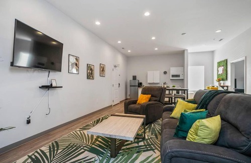 Maxwell House | Welcome to the Jungle NEW 4bd Suite in East Nash
