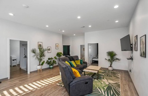 Maxwell House | Welcome to the Jungle NEW 4bd Suite in East Nash