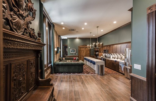 Downtown Nashville Apartment | Welcome to the legendary Southern Turf Building, a historic gem located in downtown Nashville.
