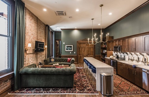 Downtown Nashville Apartment | Welcome to the legendary Southern Turf Building, a historic gem located in downtown Nashville.
